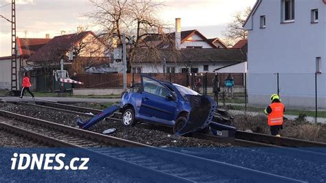 nehoda sušice dnes|Mladá řidička se v Hrádku střetla s vlakem, lidé museli být。